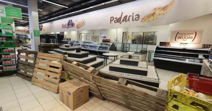 Supermercado sendo esvaziado Supermercado sendo esvaziado