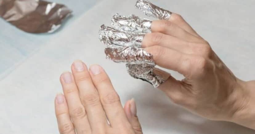 Unhas com papel alumínio Unhas com papel alumínio