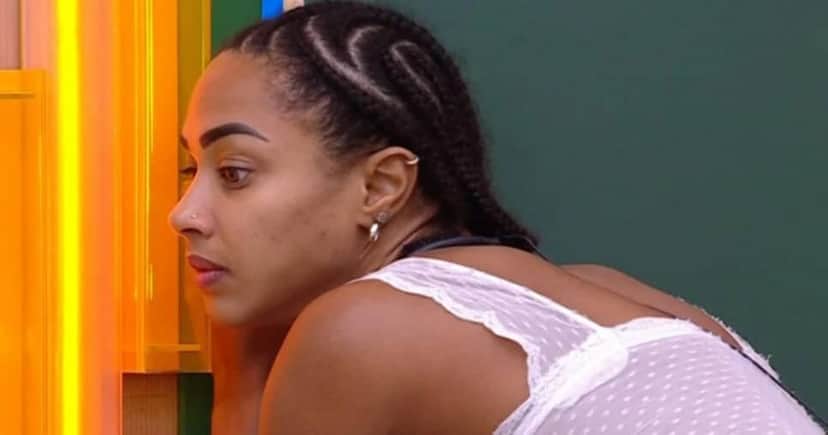 Aline tenta ouvir conversa no reality da Globo (Foto: Globoplay) Aline tenta ouvir conversa no reality da Globo (Foto: Globoplay)