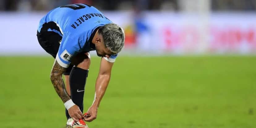 Arrascaeta sentiu a lesão defendendo o Uruguai (Reprodução: Dante Fernandez) Arrascaeta sentiu a lesão defendendo o Uruguai (Reprodução: Dante Fernandez)