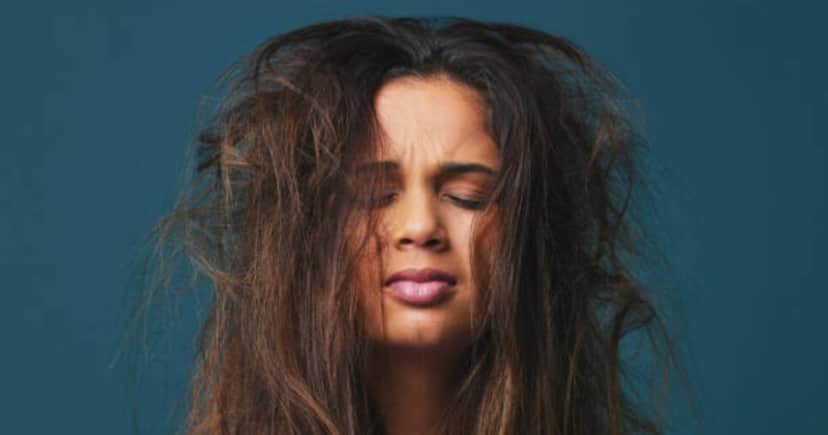 Veja como prevenir o cabelo seco e sem brilho (Foto: Reprodução/iStock)