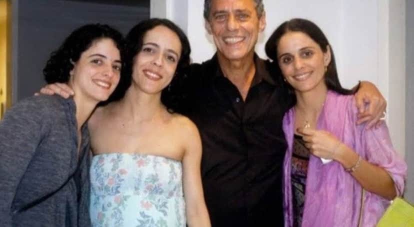 Chico Buarque com suas filhas em antigo registro (Foto: Reprodução/ Internet/) Chico Buarque com suas filhas em antigo registro (Foto: Reprodução/ Internet/)