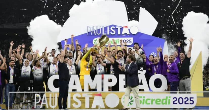 Corinthians levanta a taça do Paulistão 2025 (Foto: Alexandre Battibugli/Ag. Paulistão) Corinthians levanta a taça do Paulistão 2025 (Foto: Alexandre Battibugli/Ag. Paulistão)