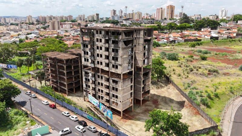 Esqueleto de prédio inacabado da Encol (Foto Reprodução/ Tribuna Ribeirão) Esqueleto de prédio inacabado da Encol (Foto Reprodução/ Tribuna Ribeirão)