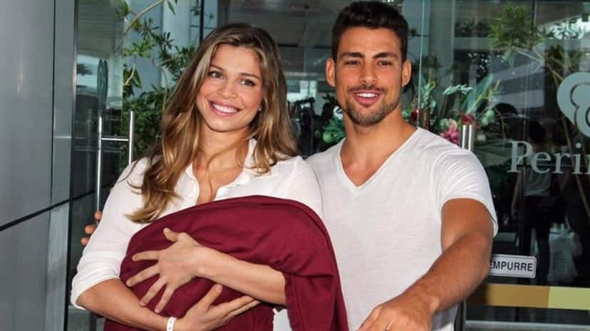Grazi Massafera e Cauã Reymond, em 2012, deixando a maternidade com a filha Sofia (Foto: Reprodução/ Clayton Militão/ CARAS) Grazi Massafera e Cauã Reymond, em 2012, deixando a maternidade com a filha Sofia (Foto: Reprodução/ Clayton Militão/ CARAS)