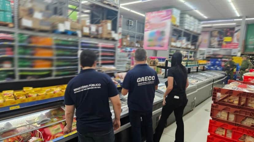 Agentes fiscalizadores nos supermercados (Foto: Reprodução/MPRS) Agentes fiscalizadores nos supermercados (Foto: Reprodução/MPRS)