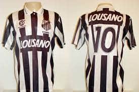 Camiseta do Santos na época do patrocínio da Lousano (Foto Reprodução/Mercado Livre) Camiseta do Santos na época do patrocínio da Lousano (Foto Reprodução/Mercado Livre)