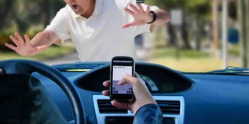 Mexer no celular enquanto dirige pode causar acidentes (Reprodução: Canva)