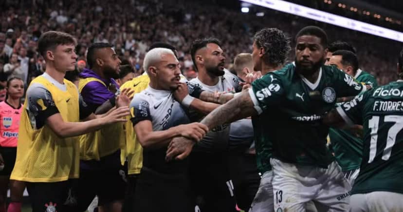 Confusão entre jogadores de Corinthians e Palmeiras (Foto: Ettore Chiereguini/AGIF) Confusão entre jogadores de Corinthians e Palmeiras (Foto: Ettore Chiereguini/AGIF)