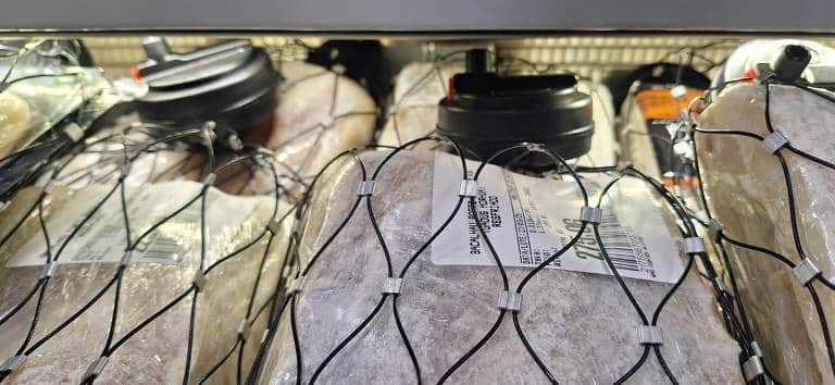 Picanha e demais cortes sendo colocados com lacre e sinalizadores de alarme como se fossem bebidas e artigos de luxo (Foto Reprodução/Folha de S.Paulo)