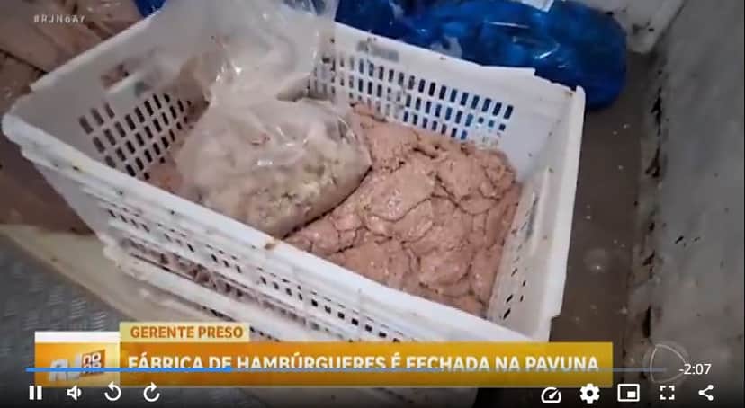 Carnes expostas sem nenhum tipo de proteção (Foto Reprodução/R7) Carnes expostas sem nenhum tipo de proteção (Foto Reprodução/R7)