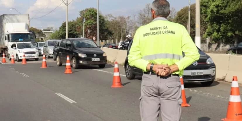 Bloqueio em rua de Campinas (Foto: Emdec/Divulgação) Bloqueio em rua de Campinas (Foto: Emdec/Divulgação)