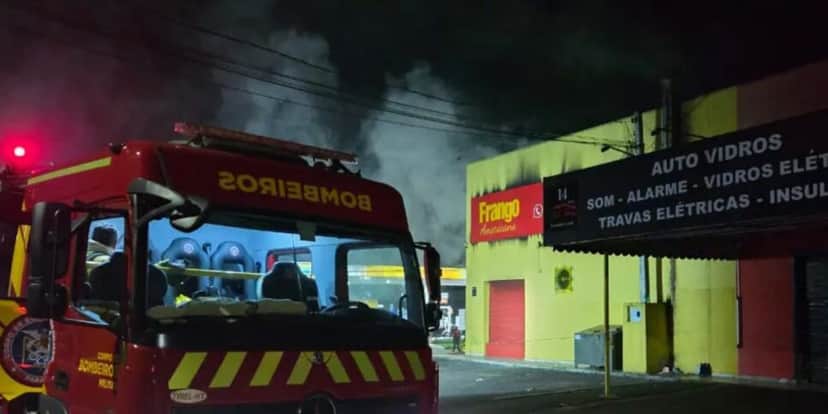 Bombeiros no restaurante Frango Americano (Foto: Reprodução / Bem Paraná) Bombeiros no restaurante Frango Americano (Foto: Reprodução / Bem Paraná)
