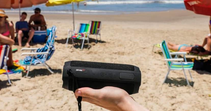 Caixa de som na praia (Foto: Reprodução) Caixa de som na praia (Foto: Reprodução)