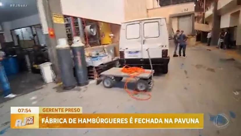 Reportagem da Record exibe interior da fábrica em situação insalubre e cheia de sujeira próximo aos alimentos (Foto Reprodução/R7) Reportagem da Record exibe interior da fábrica em situação insalubre e cheia de sujeira próximo aos alimentos (Foto Reprodução/R7)