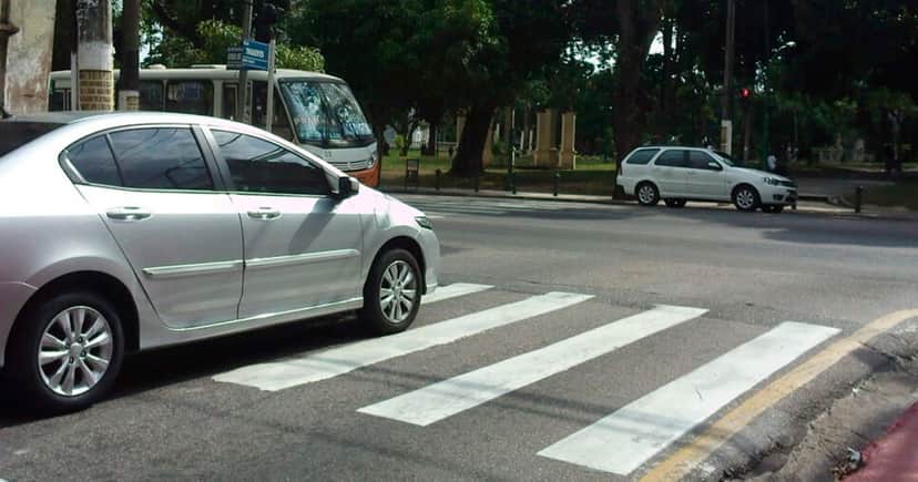 Carro na faixa de pedestre (Foto: Reprodução) Carro na faixa de pedestre (Foto: Reprodução)