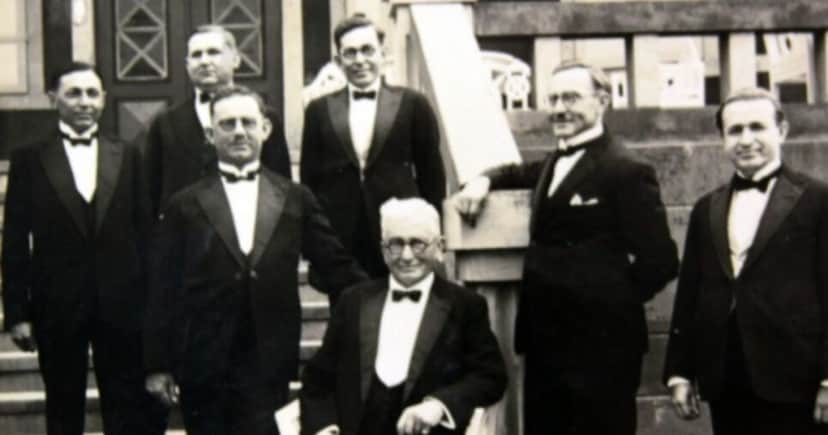 Membros da família Renaux na escadaria da Villa Ida. Da esquerda para a direita, em pé, Otto Renaux, Paulo Renaux, Augusto Bauer, Guilherme Renaux, Walter Bueckmann e Luiz Renaux; sentado, está Cônsul Carlos Renaux. Membros da família Renaux na escadaria da Villa Ida. Da esquerda para a direita, em pé, Otto Renaux, Paulo Renaux, Augusto Bauer, Guilherme Renaux, Walter Bueckmann e Luiz Renaux; sentado, está Cônsul Carlos Renaux.