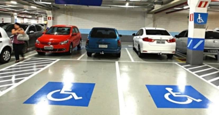 Estacionamento PCD em shopping - Foto: Montagem Estacionamento PCD em shopping - Foto: Montagem