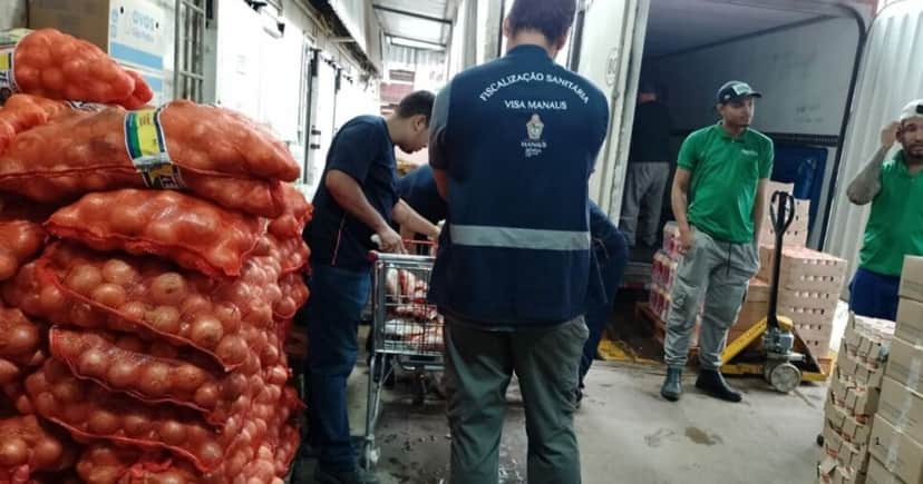 Mais de 200 kg de alimentos impróprios foram encontrados (Foto Reprodução/SEMSA) Mais de 200 kg de alimentos impróprios foram encontrados (Foto Reprodução/SEMSA)