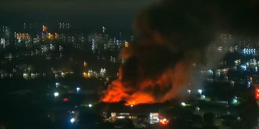 Incêndio atinge teatro da PUC em Curitiba (Foto: RPC) Incêndio atinge teatro da PUC em Curitiba (Foto: RPC)