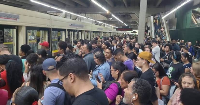 Metrô paralisado Metrô paralisado