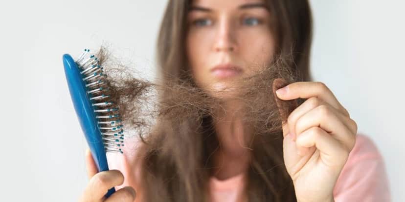 Mulher com queda de cabelo (Foto: Canva) Mulher com queda de cabelo (Foto: Canva)