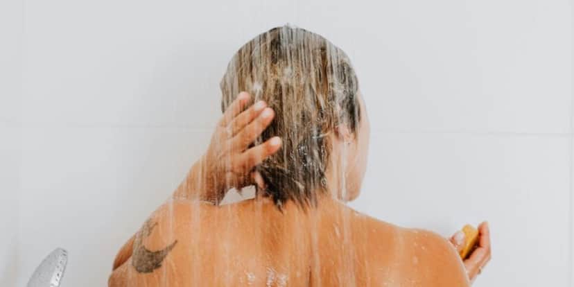 Mulher lavando o cabelo (Foto: Canva) Mulher lavando o cabelo (Foto: Canva)
