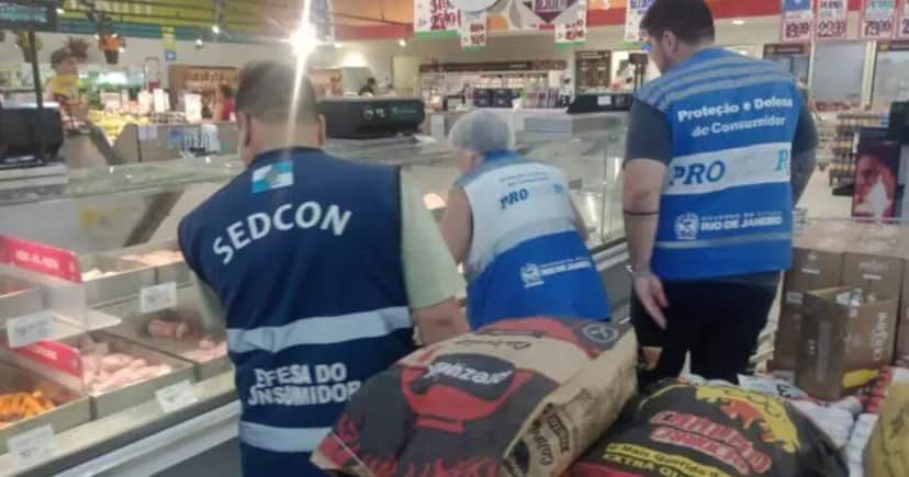 Agentes da Sedcon e Procon durante a fiscalização (Foto: Diário do Rio)