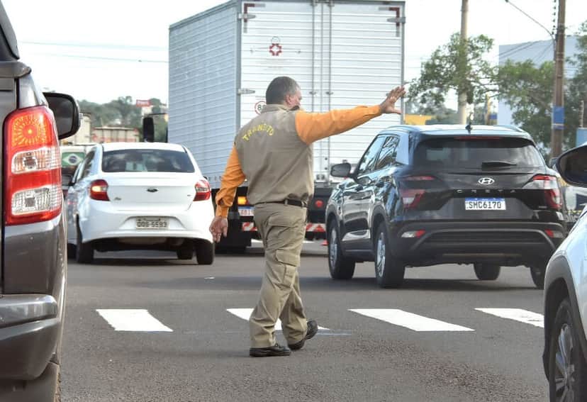 Agente de trânsito aplicava multa em Campo Grande, MS (Foto: Reprodução / Agetran) Agente de trânsito aplicava multa em Campo Grande, MS (Foto: Reprodução / Agetran)