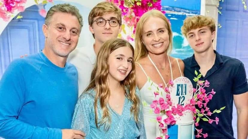 A loira com seu marido e filhos (Foto: Reprodução/ Instagram) A loira com seu marido e filhos (Foto: Reprodução/ Instagram)