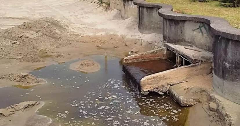 Esgoto se misturando à areia (Foto Reprodução/Tribuna) Esgoto se misturando à areia (Foto Reprodução/Tribuna)