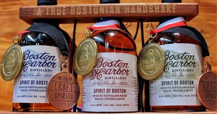 Principais produtos da Boston Harbor Distillery já sumiram das prateleiras dos supermercados (Foto Reprodução/site oficial) Principais produtos da Boston Harbor Distillery já sumiram das prateleiras dos supermercados (Foto Reprodução/site oficial)