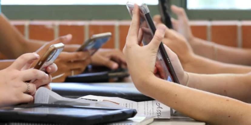 Não pode mais usar celular nas escolas de SP (Reprodução: Canva) Não pode mais usar celular nas escolas de SP (Reprodução: Canva)
