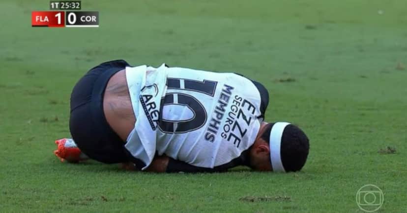 Memphis Depay deixou o campo com dores (Foto: Reprodução/Globo) Memphis Depay deixou o campo com dores (Foto: Reprodução/Globo)