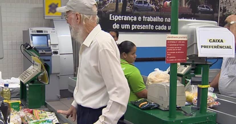 Idoso em caixa preferencial em supermercado - Foto: Internet Idoso em caixa preferencial em supermercado - Foto: Internet