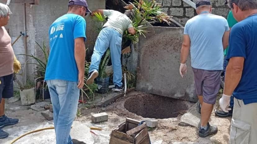 Esgoto a céu aberto e caixa de gordura irregular foram detectados pelos fiscais da Vigilância Sanitária (Foto Reprodução/NCS) Esgoto a céu aberto e caixa de gordura irregular foram detectados pelos fiscais da Vigilância Sanitária (Foto Reprodução/NCS)