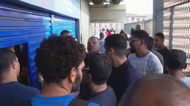 Porta da estação Maria da Graça do Metrô Rio foi fechada (Foto: Reprodução / Globo) 