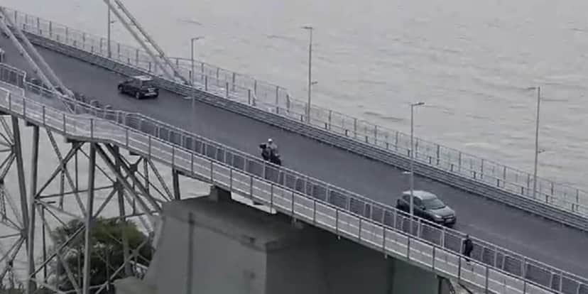 Não pode circular motos pela ponte (Reprodução: Internet) Não pode circular motos pela ponte (Reprodução: Internet)