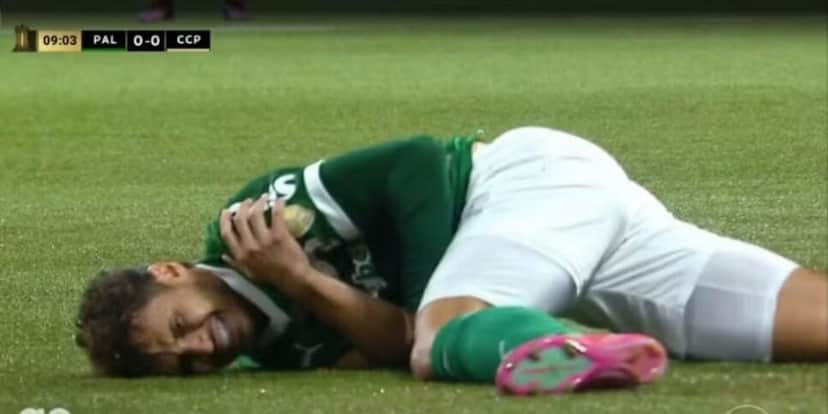 Veiga sentindo a lesão no ombro (Reprodução: Globo)