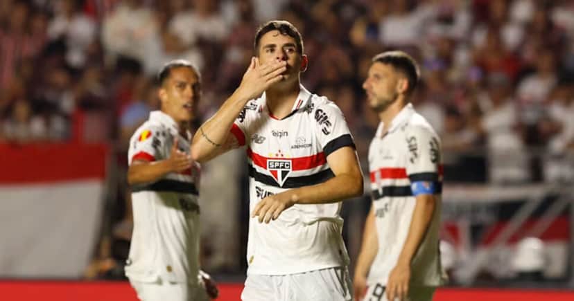 Oscar pelo São Paulo (Foto: Rubens Chiri) Oscar pelo São Paulo (Foto: Rubens Chiri)