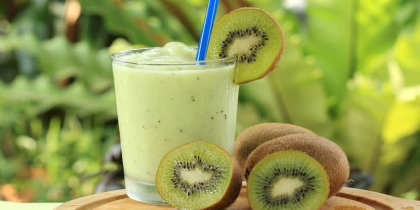 Suco de kiwi para rejuvenescer a pele (Reprodução: Canva) Suco de kiwi para rejuvenescer a pele (Reprodução: Canva)
