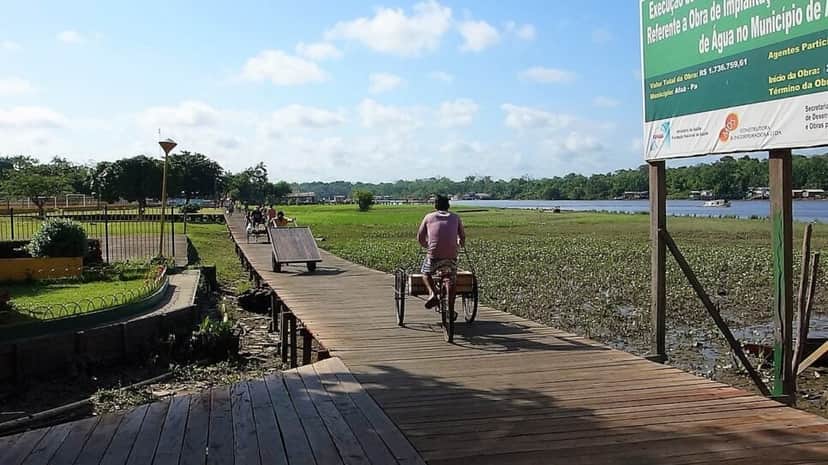 Em Afuá, no Pará, as pessoas se locomovem usando bicicletas e transportes não motorizados (Foto: Reprodução/ Internet) Em Afuá, no Pará, as pessoas se locomovem usando bicicletas e transportes não motorizados (Foto: Reprodução/ Internet)