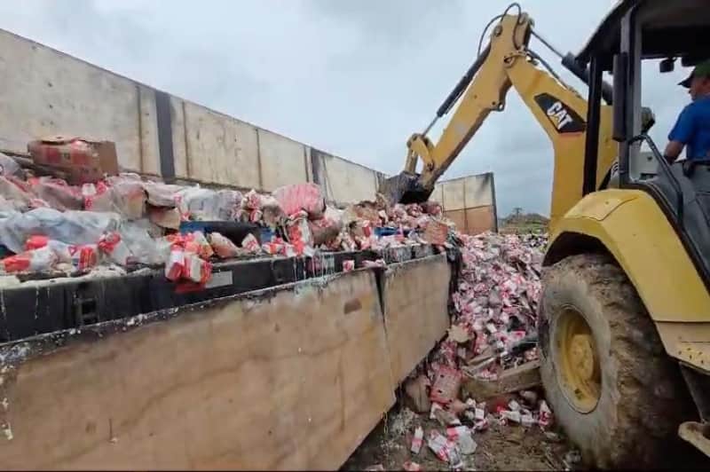 Toneladas de leite e leite condensado sendo destruídas e descartadas (Foto Reprodução/ Toneladas de leite e leite condensado sendo destruídas e descartadas (Foto Reprodução/