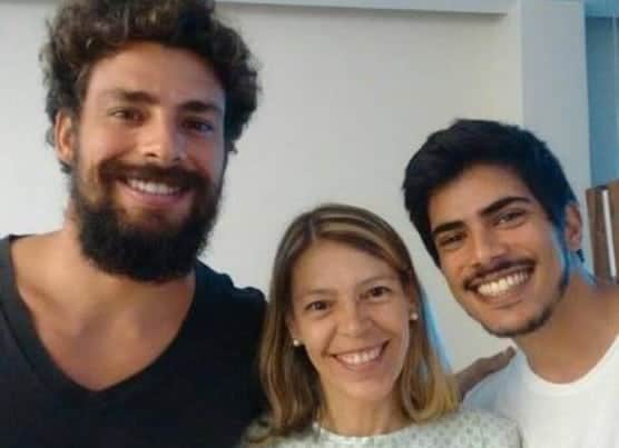 Cauã Reymond ao lado da mãe, Denise, e do irmão, Pável (Foto: Reprodução/ Internet) Cauã Reymond ao lado da mãe, Denise, e do irmão, Pável (Foto: Reprodução/ Internet)