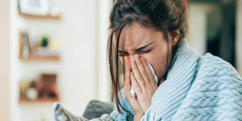 Mulher com gripe (Foto: Canva)
