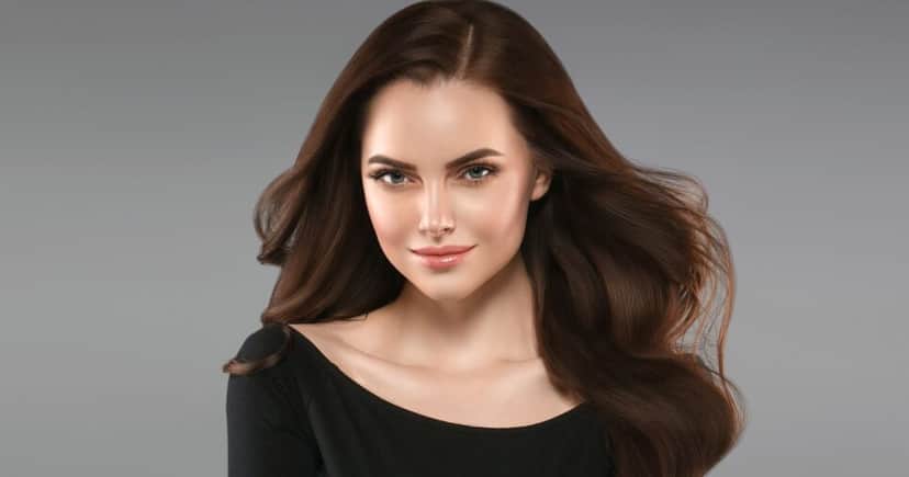Mulher com o cabelo hidratado (Foto: Canva)