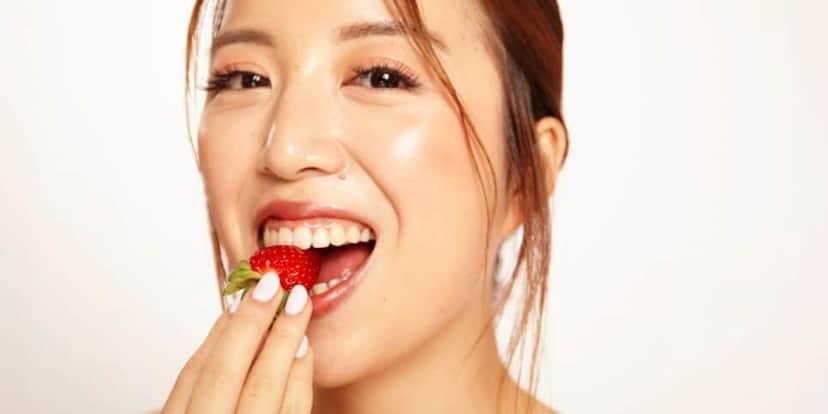 Mulher comendo morango (Foto: Canva) Mulher comendo morango (Foto: Canva)