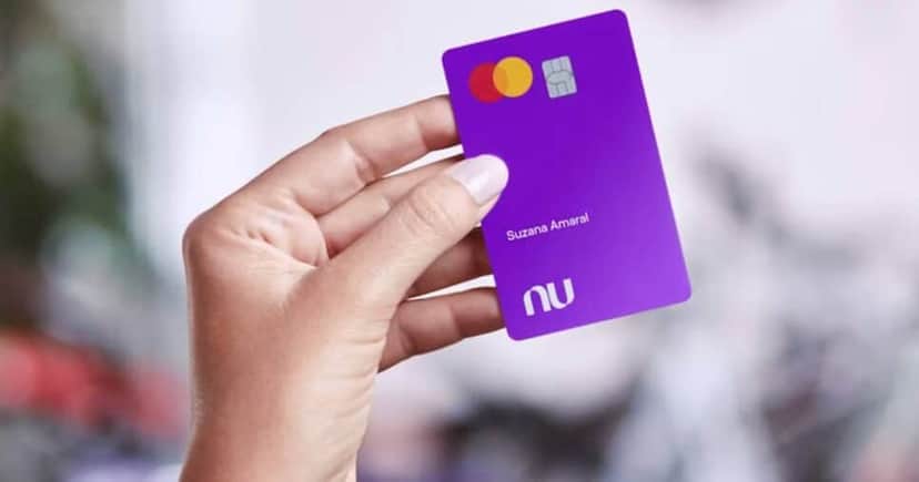 Mulher segurando cartão do Nubank (Foto: Reprodução / site oficial)