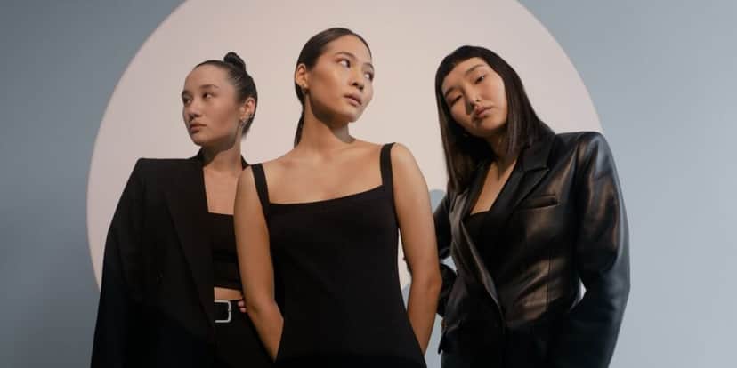 Mulheres com roupas da cor pretas (Foto: Canva)