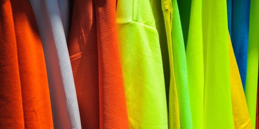 Roupas fluorescentes (Foto: Canva) Roupas fluorescentes (Foto: Canva)
